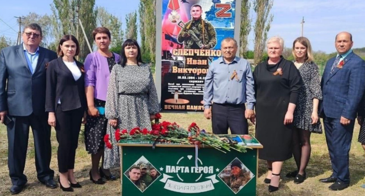 "Парту Героя" открыли в память об Иване Слепченко. Скриншот фото администрации Тарасовского района от 13.05.25, https://t.me/tar_adm/9194.