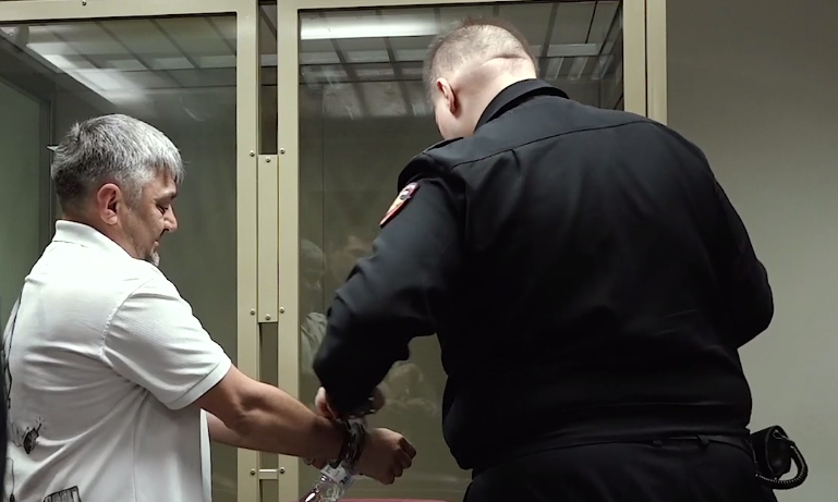 Яроцкий взят под стражу в зале суда. Стоп-кадр видео Объединенной пресс-службы судов Кубани от 21.05.25, https://t.me/opskuban/1221.