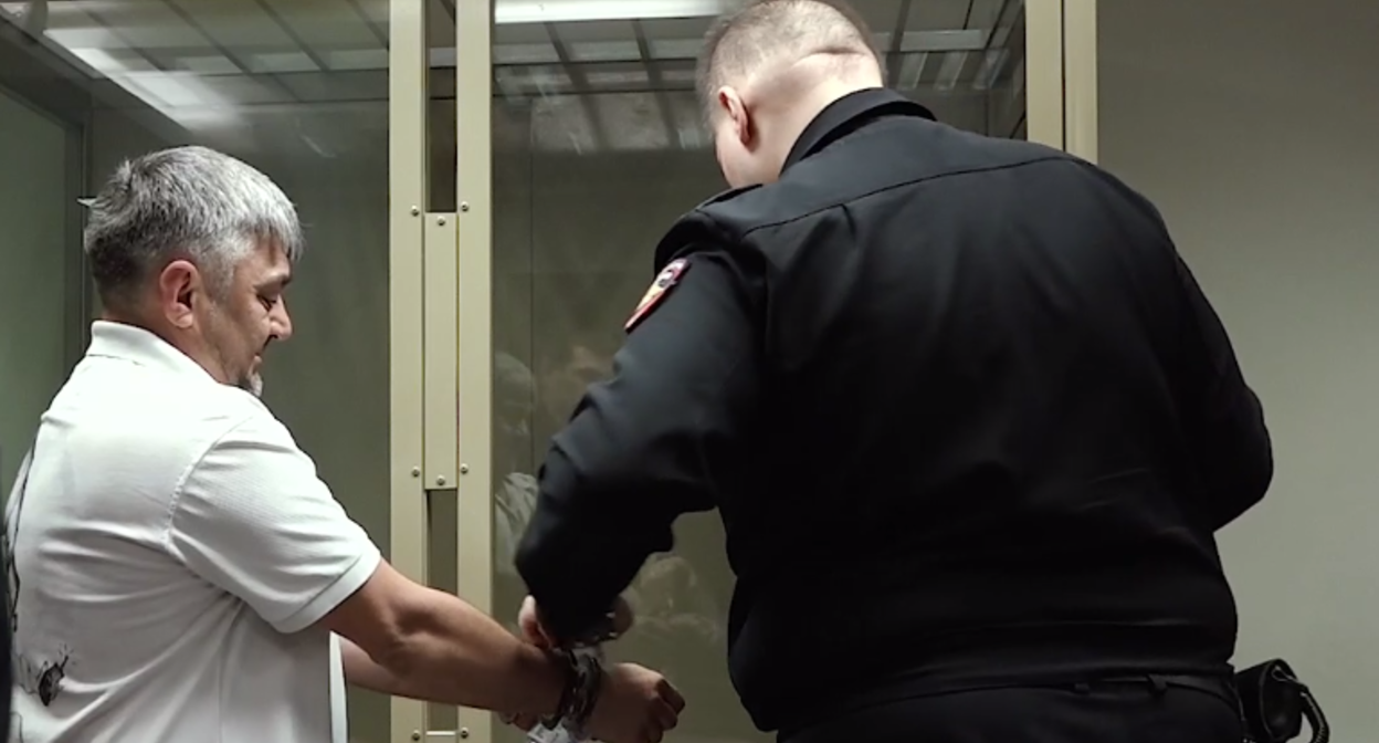 Яроцкий взят под стражу в зале суда. Стоп-кадр видео Объединенной пресс-службы судов Кубани от 21.05.25, https://t.me/opskuban/1221.
